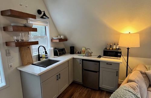 Grants Pass Apartment | Tranquil Studio Amongst the Pines Near Redwood Highway - Pet Friendly!