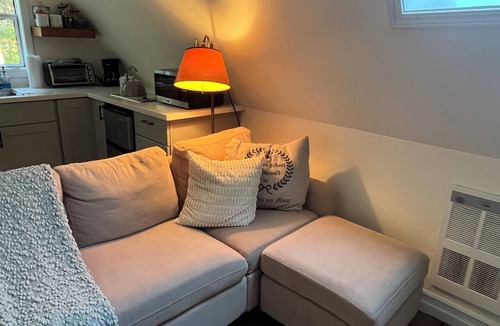 Grants Pass Apartment | Tranquil Studio Amongst the Pines Near Redwood Highway - Pet Friendly!