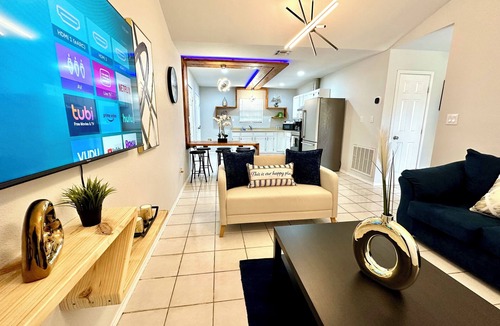 Eagle Pass House | Traveler Stay PLUS- Eagle Pass