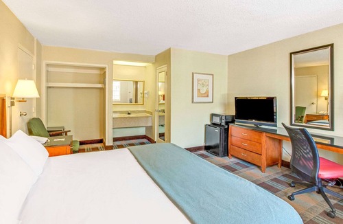 Downtown Hotel | Travelodge by Wyndham Silver Spring