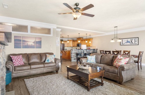 Indian Point Condo | Treehouse 1402 Luxury Condo with Stunning Lake Views & Complimentary Branson Tickets