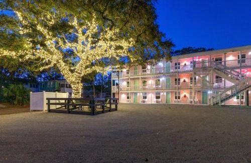 Windy Hill Apartment | TreeHouse Lodge Walk to Beach Pet-Friendly 103