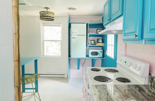 Petersburg House | Tropicana Bungalow - Retro Gem Near Fort Gregg-Adams and Old Towne