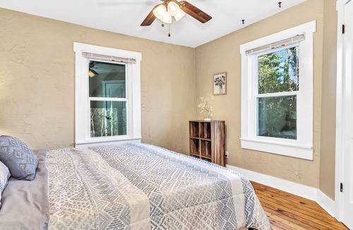 Royal Pines House | Tucked away Cabin/KingBed/Huge Porch/9min to Ash