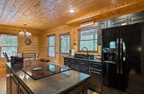 Foxfire Estates Cabin | Tucked Away, Cozy-Pet Friendly-Mountain Getaway Minutes to Downtown Blue Ridge