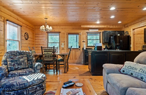 Foxfire Estates Cabin | Tucked Away, Cozy-Pet Friendly-Mountain Getaway Minutes to Downtown Blue Ridge
