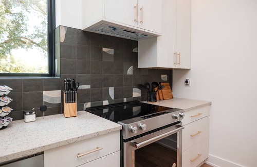 Wilmington House | Turf ROOFTOP w Games and more in Heart of Wilmington! Rent Multiple or One Unit! Unit C
