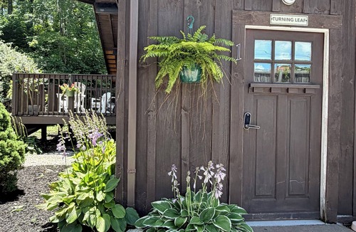 Pine Ridge Cabin | TURNING LEAF Cozy Cabin in the RRG Couples Retreat