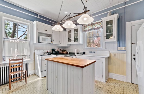 Waynesville House | Twin Maples Farmhouse-Walk to Dining, Shops & Pubs