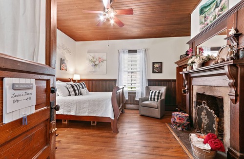 Waynesville House | Twin Maples Farmhouse-Walk to Dining, Shops & Pubs