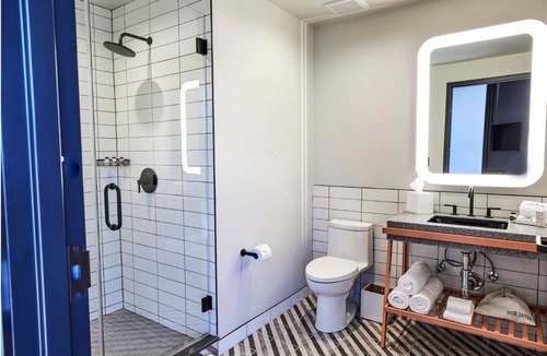 East Nashville Hotel | Two Double Room at Waymore’s w/Rooftop Bar and 1 Mile from Nissan Stadium