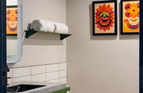 East Nashville Hotel | Two Double Room at Waymore’s w/Rooftop Bar and 1 Mile from Nissan Stadium