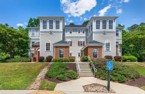 Berkeley Hotel | Two Units with 4BR Suite with Balcony, Spacious Living Room & Kitchen