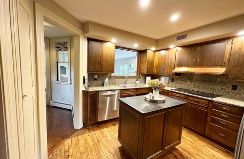South Bend House | Twyckenham House Elegant 5BR Stay Near Notre Dame Sleeps 10+
