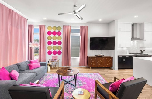 Hadley - Washington House | Ultimate Bach 10min to DT, Insta Walls Every Room