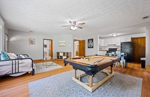 Stone Mountain House | Ultimate Stone Mountain I Cabin-Style I Sleep 20