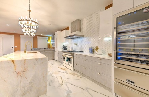 Talbot's Corner House | Ultra Luxe 16-Bed Mansion w/Game Room, Large Rooftop Hot Tub, 10 mins from DT!