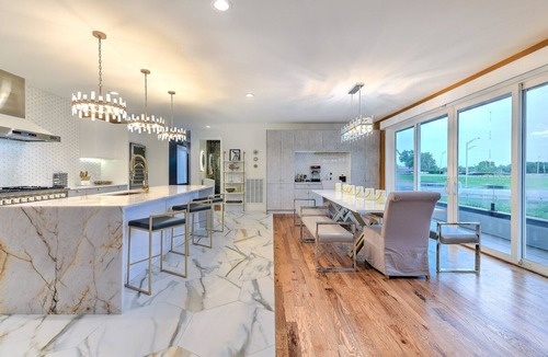 Talbot's Corner House | Ultra Luxe 16-Bed Mansion w/Game Room, Large Rooftop Hot Tub, 10 mins from DT!