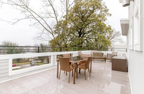 Chestnut Hill House | Ultra Modern Pad Minutes To Downtown Comfortable Beds