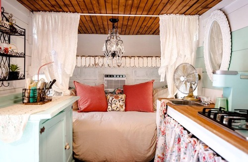 Franklin House | Unforgettable Glamping Caravan Rental in North Carolina for Intimate Weekends Away in Franklin