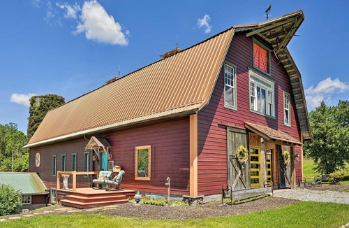 Wallburg House | Unique Barn Farm Stay w/Game Room & Farm Views