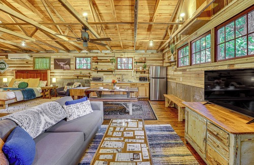 Eureka Springs Apartment | Unique Eureka Springs Cabin: Deck & Forest Views!