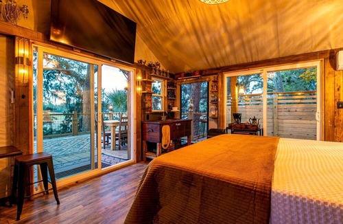 Crescent Cabin | Unique Marshfront Treehouse Stay with Heated Soaking Tub & Adventure-Inspired Escape in Townsend, Georgia