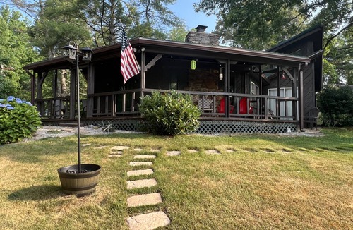 Monticello Cottage | Uniquely styled octagon shaped home. Just 2 miles to the lake