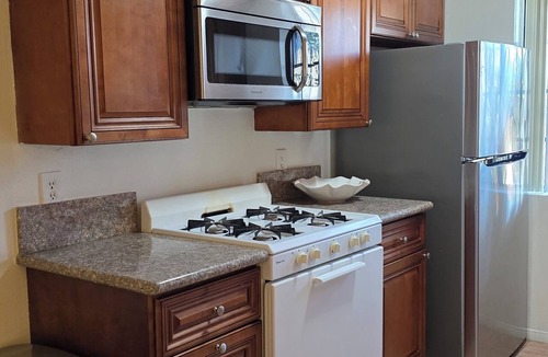 Beverly Hills Apartment | Unit 101 - 2 Bedroom + 2 bath apt 5 min from Rodeo Dr. Walk to Restaurants