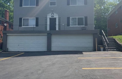 Reading Apartment | Updated 2BR 15 Min to Downtown Cincinnati | 30+ Day Stays Welcome