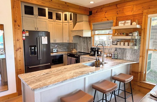 Snowshoe Cabin | Updated Cabin Sleeps 12, 2-Min Walk to Slopes, Hot Tub, Game Room & Views