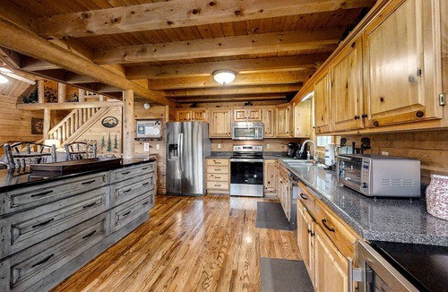 Sevierville Cabin | Upscale Cabin W Hot Tub, Sleeps 22・Game Room・Pool