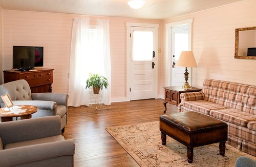 Milltown House | Upscale Cottage Rental for Families near Russell Creek in Greensburg, Kentucky