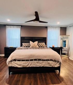 Sunset Road House | Uptown in 6 Mins - Game Deck - Private Acre - Sleeps 10