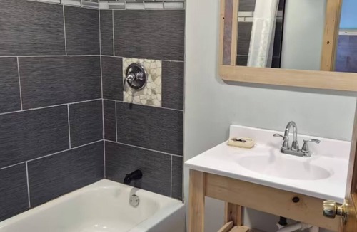 Des Plaines Hotel | Value-Friendly Room w/Free Parking Perfect for Road Trips | Close to O’Hare