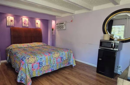 Des Plaines Hotel | Value-Friendly Room w/Free Parking Perfect for Road Trips | Close to O’Hare