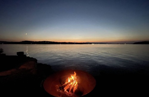 South Colby House | Vashon Beachfront Retreat with Breathtaking Views