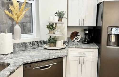 Pilsen Apartment | Vibrant 3BR Pilsen Stay Free Parking Near Downtown