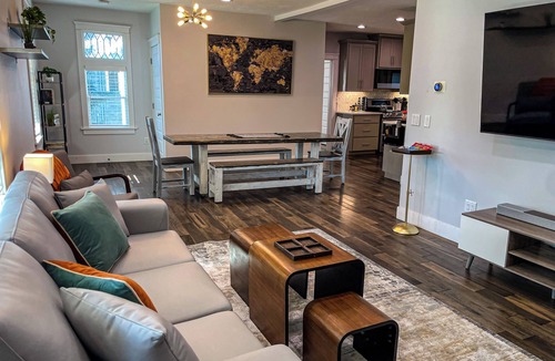 South Perry District House | Vibrant 4-Bed Perry District Unit: Full Kitchen, Outdoor Living – Groups' Dream!