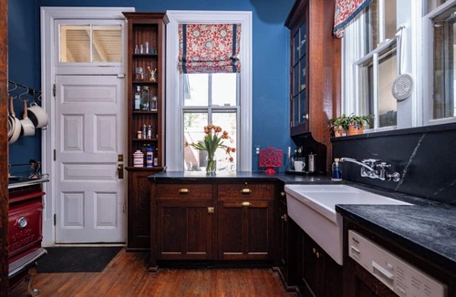 Old Town West House | Victorian on Washington king bed near King St Hot Tub