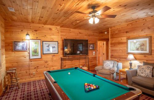 Sparta House | VIEWS, Fire Pit, Dogs Welcome, Fenced Yard! Close to New River Outfitters!