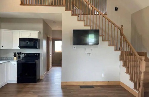 Harrodsburg Villa | Villa On the Bourbon Trail with HOT TUB-1