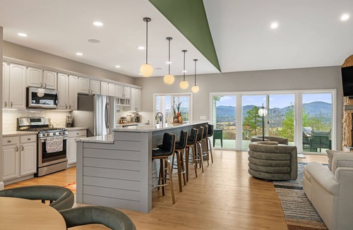 Fletcher House | Villa w/Mountain views, golf, hot tub - 20 min from Asheville. Pet friendly!
