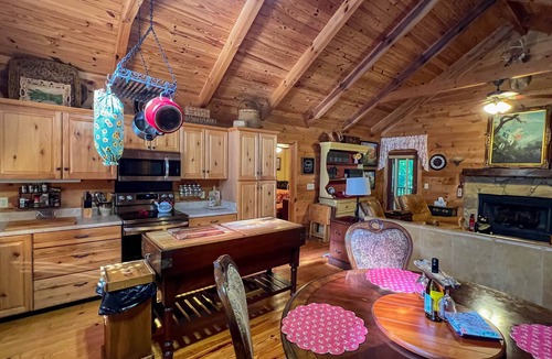 Pine Mountain Cabin | Visit Sparkleberry for Labor Day - Fiber Wifi! - Close to Callaway Gardens