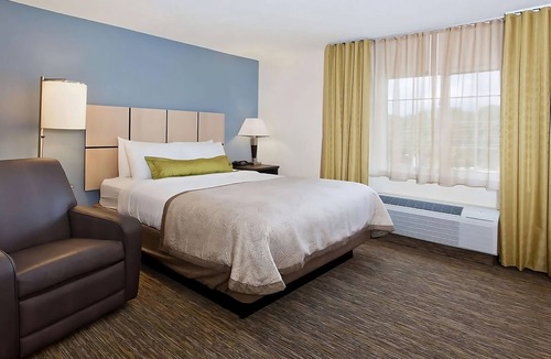 Ashley Oaks Hostel | Visit the Lakeshore Park! Private Kitchen & FREE Parking! Pets Allowed, Gazebo!