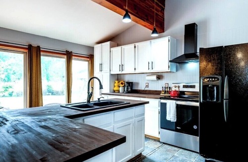 Niles House | Visually stunning 3bedroom Modernized Country home with a Loft, Hot tub and Pool
