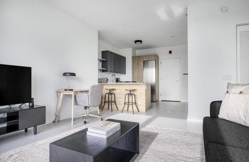 West Loop Apartment | W Loop 1BR w Pool Coworking Gym 1 block to L CHI-522