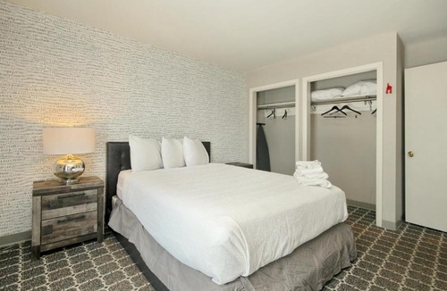 Myrtle Beach Hotel | Waikiki Village 2BR Executive Suite - 200