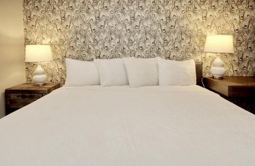 Myrtle Beach Hotel | Waikiki Village One Bedroom King Suite - 242