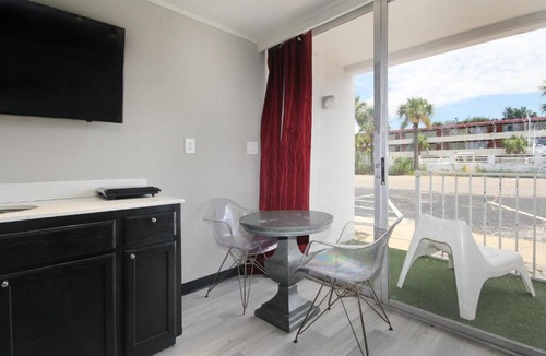 Myrtle Beach Hotel | Waikiki Village One Bedroom King Suite - 242
